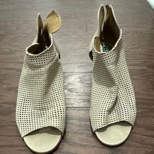 Joy Wendel Leather Vero Cuoio Laser Cut Peep Toe